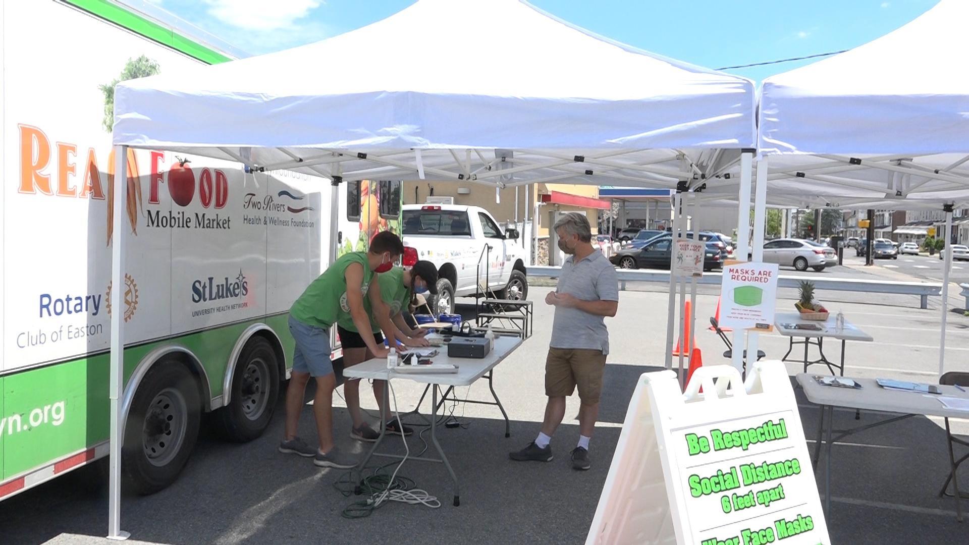 Mobile Farmers Market Brings Fresh Food to Those Who Don't Have Access